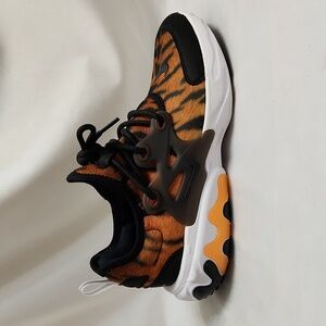 Nike Presto Primo Tiger Print Sneakers (Size 5.5Y)